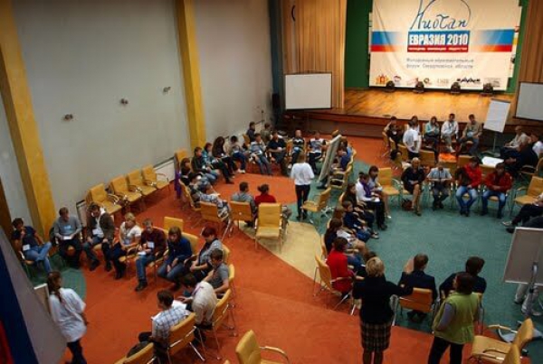 Jovens debatem políticas públicas e empreendedorismo no I Fórum da Juventude Niotan-Eurásia 2010