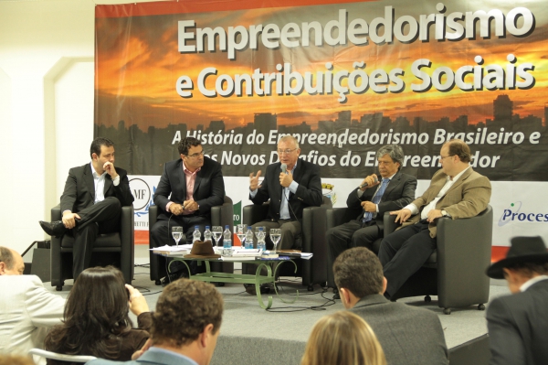 História do Brasil e Empreendedorismo em debate na Antonio Meneghetti Faculdade