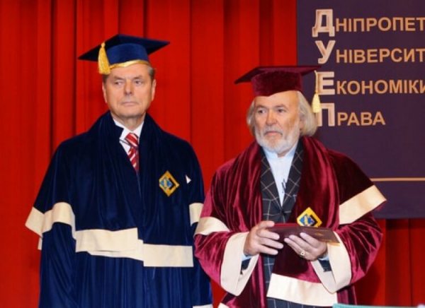 Acad. Prof. Antonio Meneghetti recebe título na Ucrânia