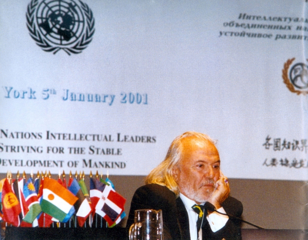 Antonio Meneghetti fala aos líderes intelectuais na sede da ONU em Nova Iorque